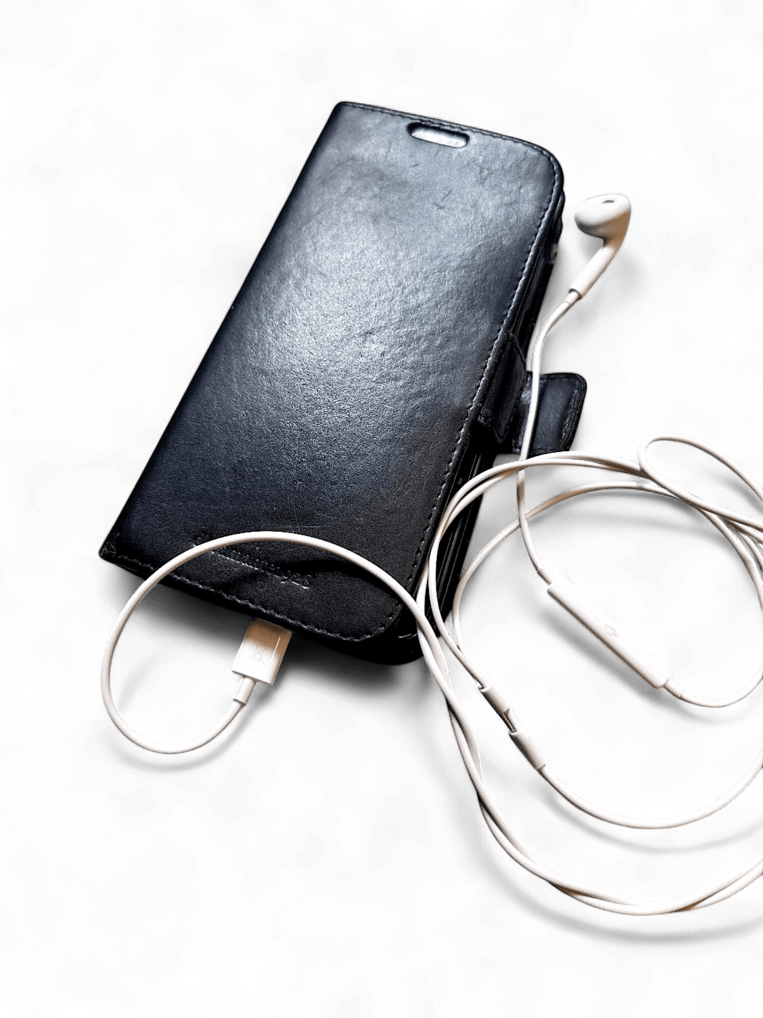 Black Phone Wallet Case with Apple EarPods 2