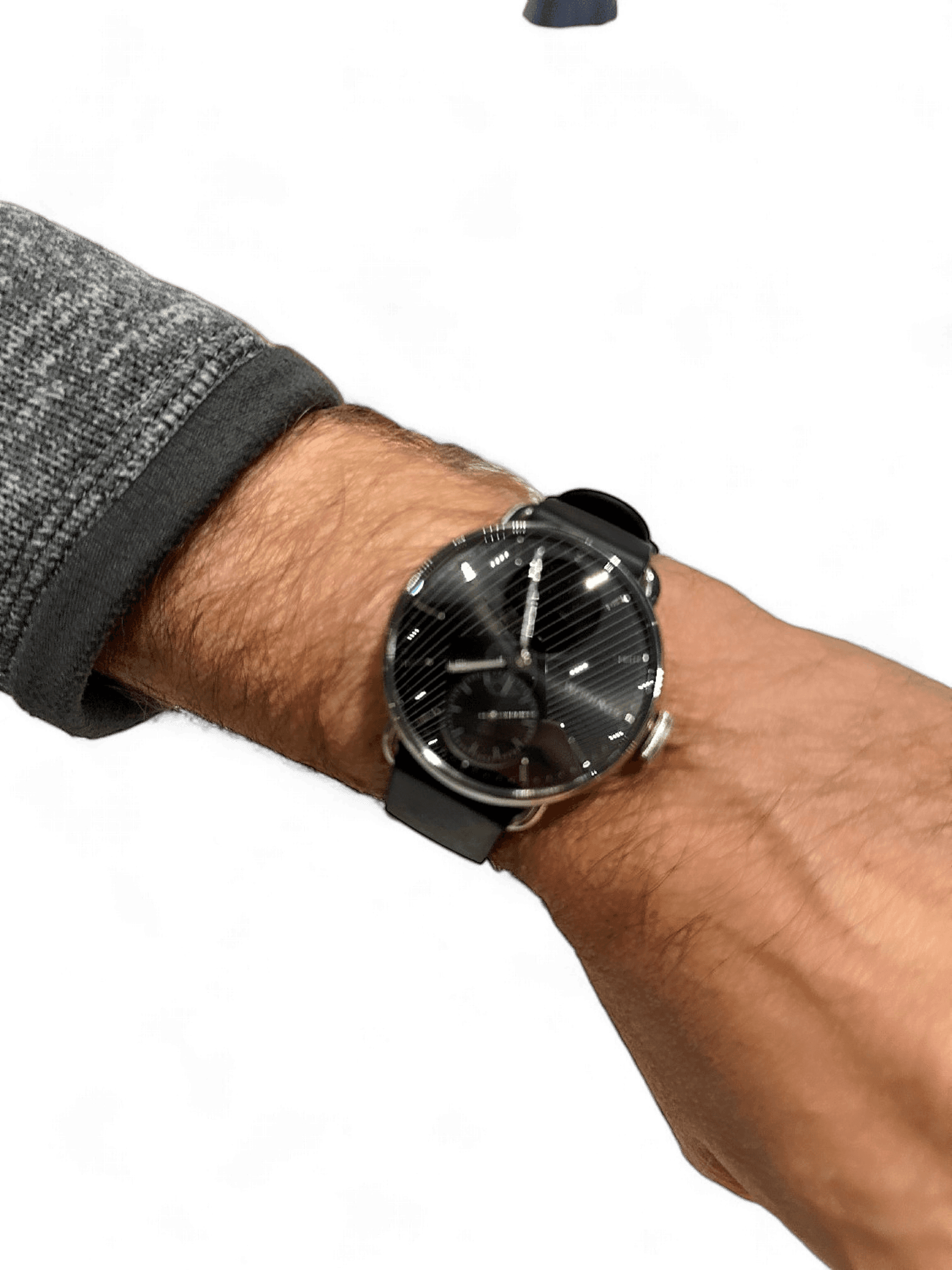 Elegant Black and Silver Wristwatch 1