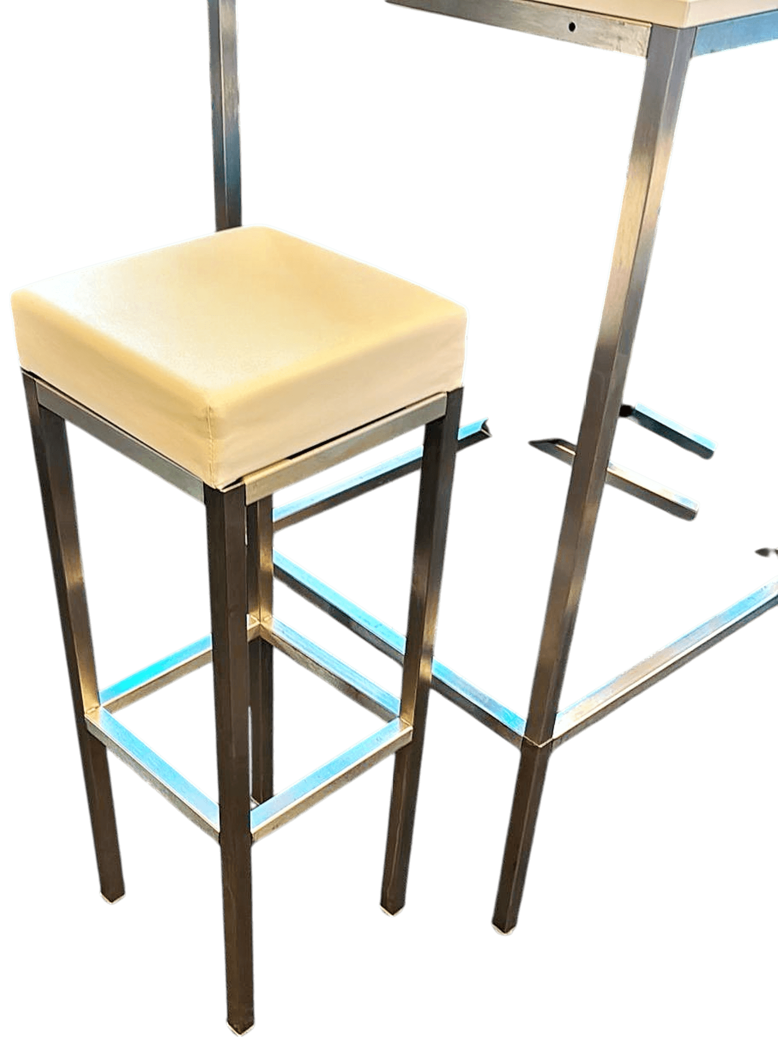 Moderner Barhocker mit Metallgestell und cremefarbener Sitzfläche 1