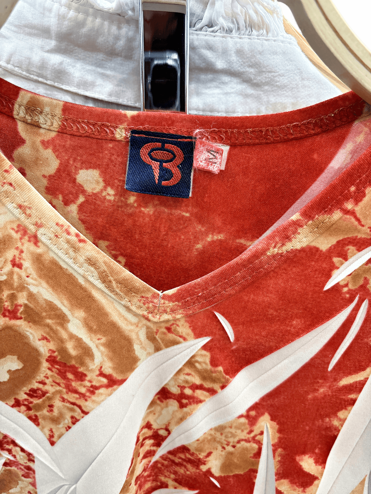 Unique OB Abstract Pattern V-Neck T-Shirt - Vibrant Red & White 2