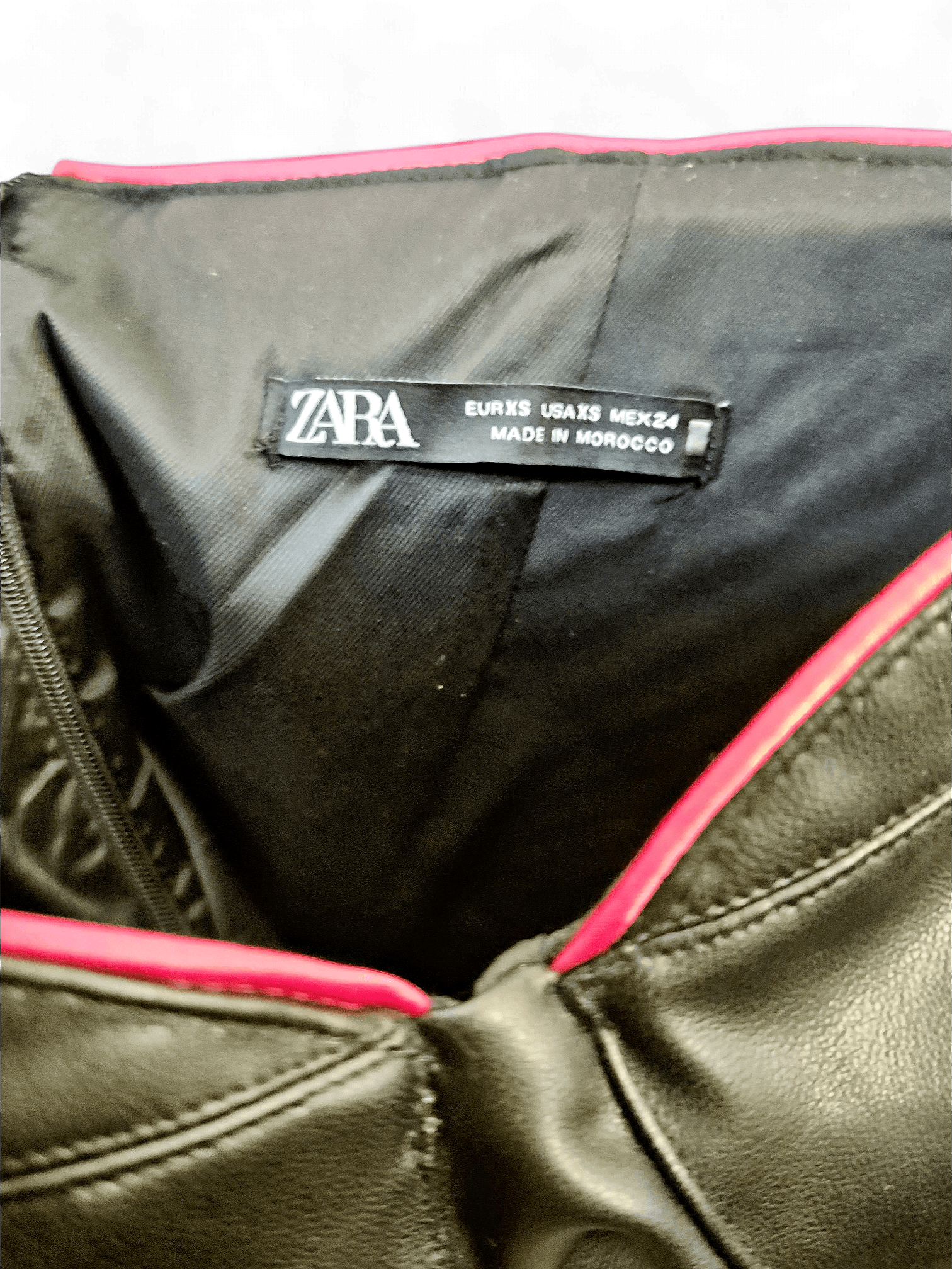 Modernes Zara Kunstleder-Minikleid in Schwarz mit pinken Akzenten 2