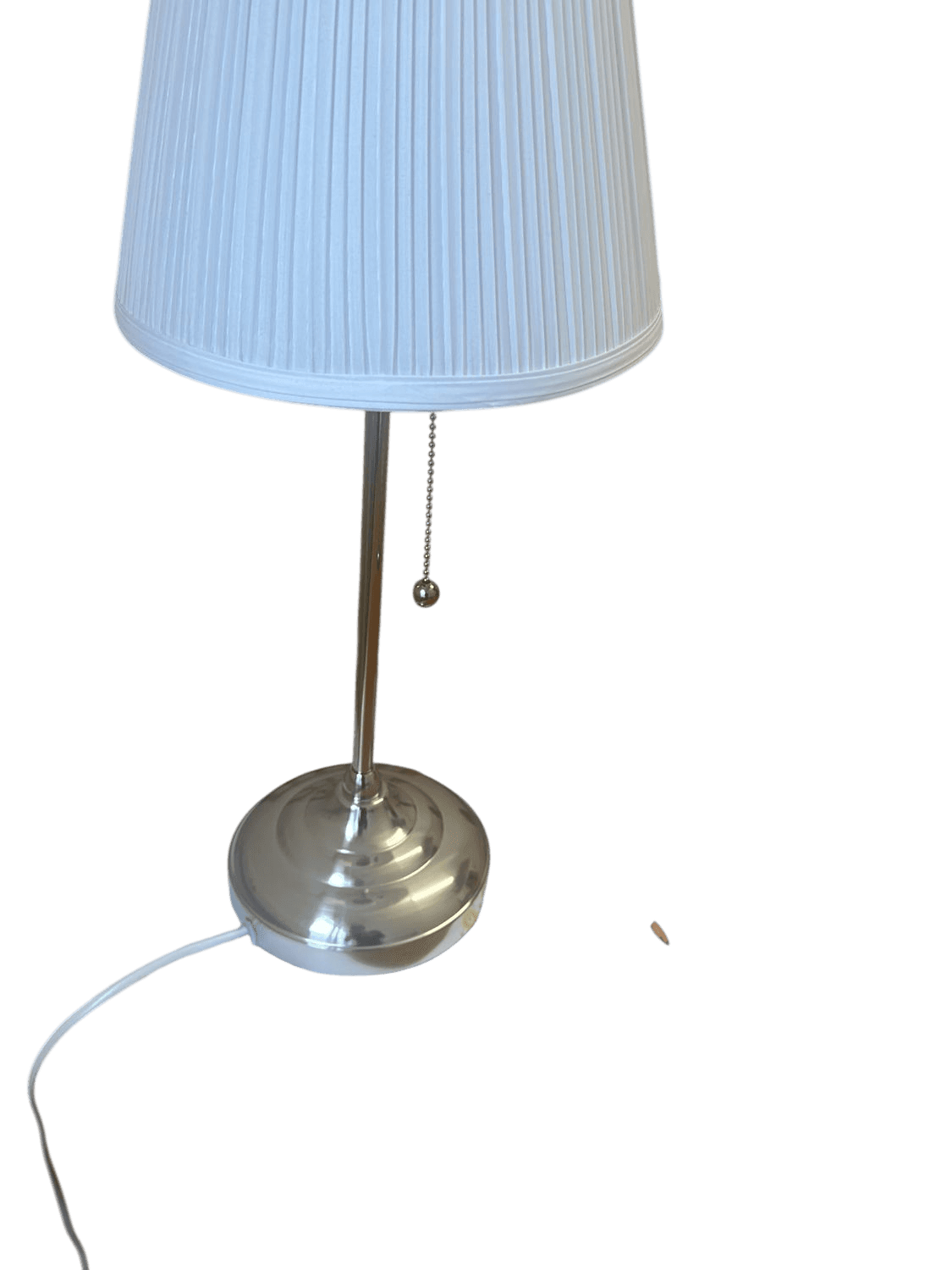 Tischlampe mit weißem Plisseeschirm und Chromfuß 2