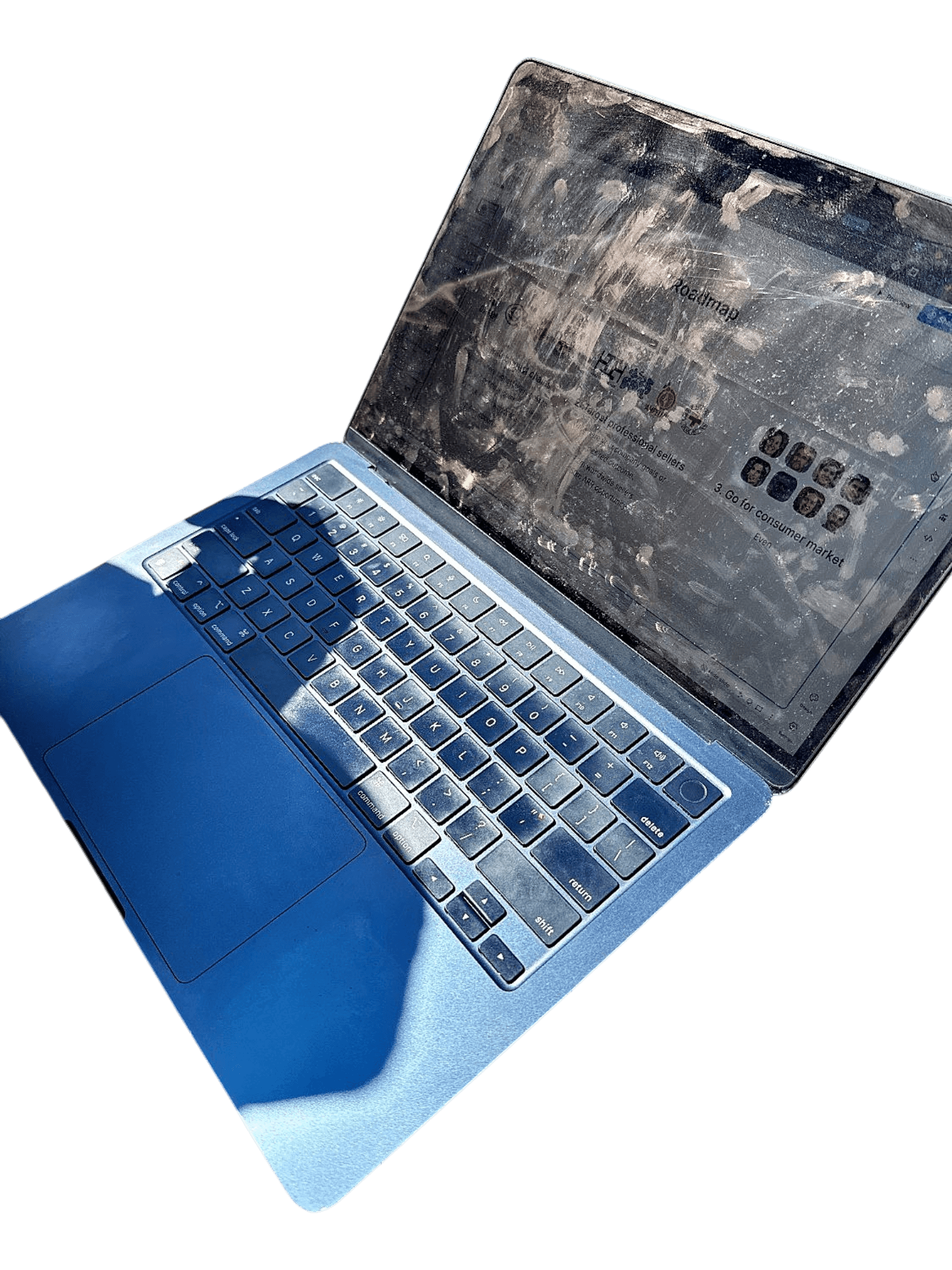 Gebrauchtes Laptop in Blau mit sichtbaren Gebrauchsspuren 1