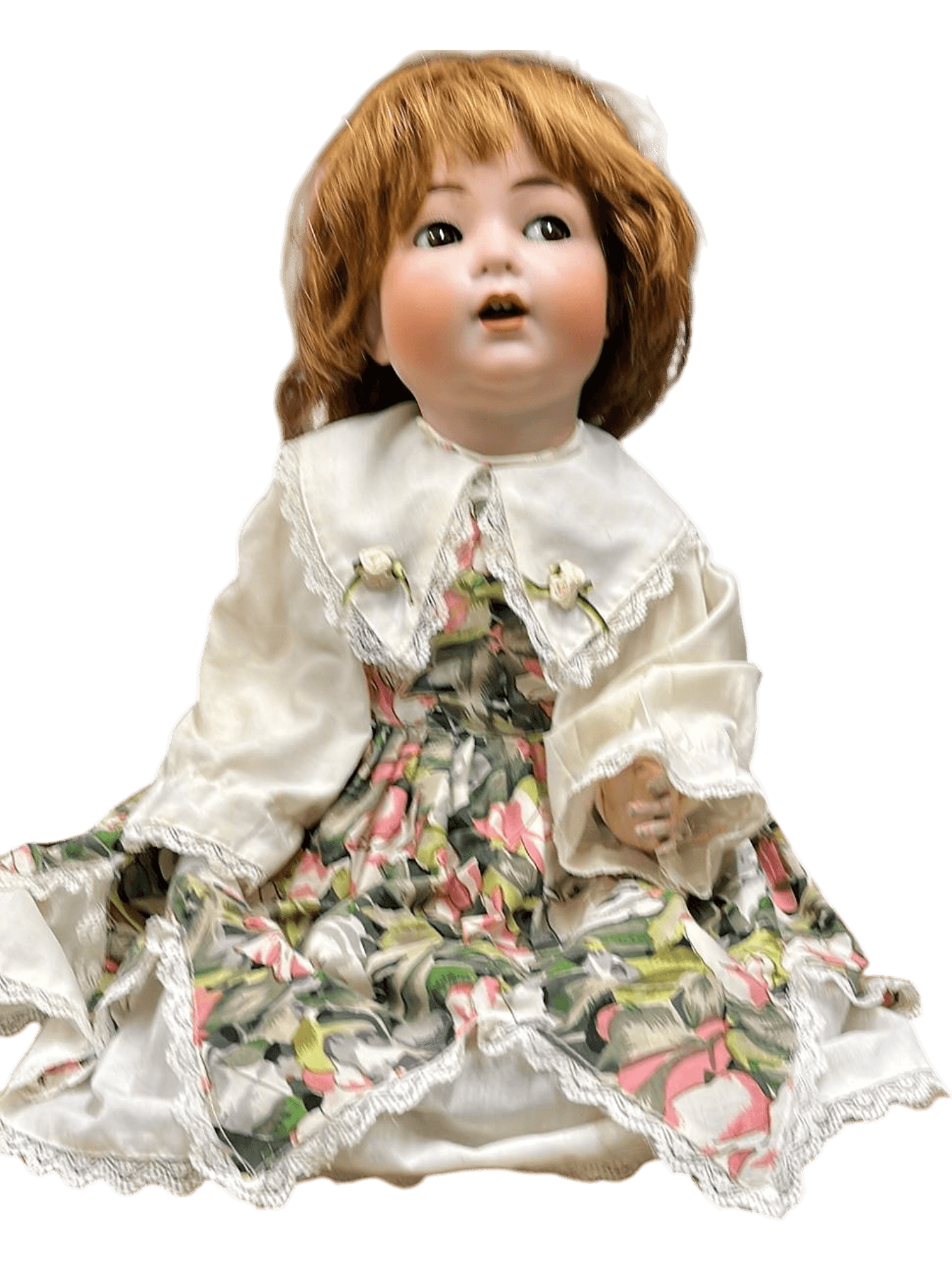Antike Porzellanpuppe mit Blumenkleid und Spitzendetails 1