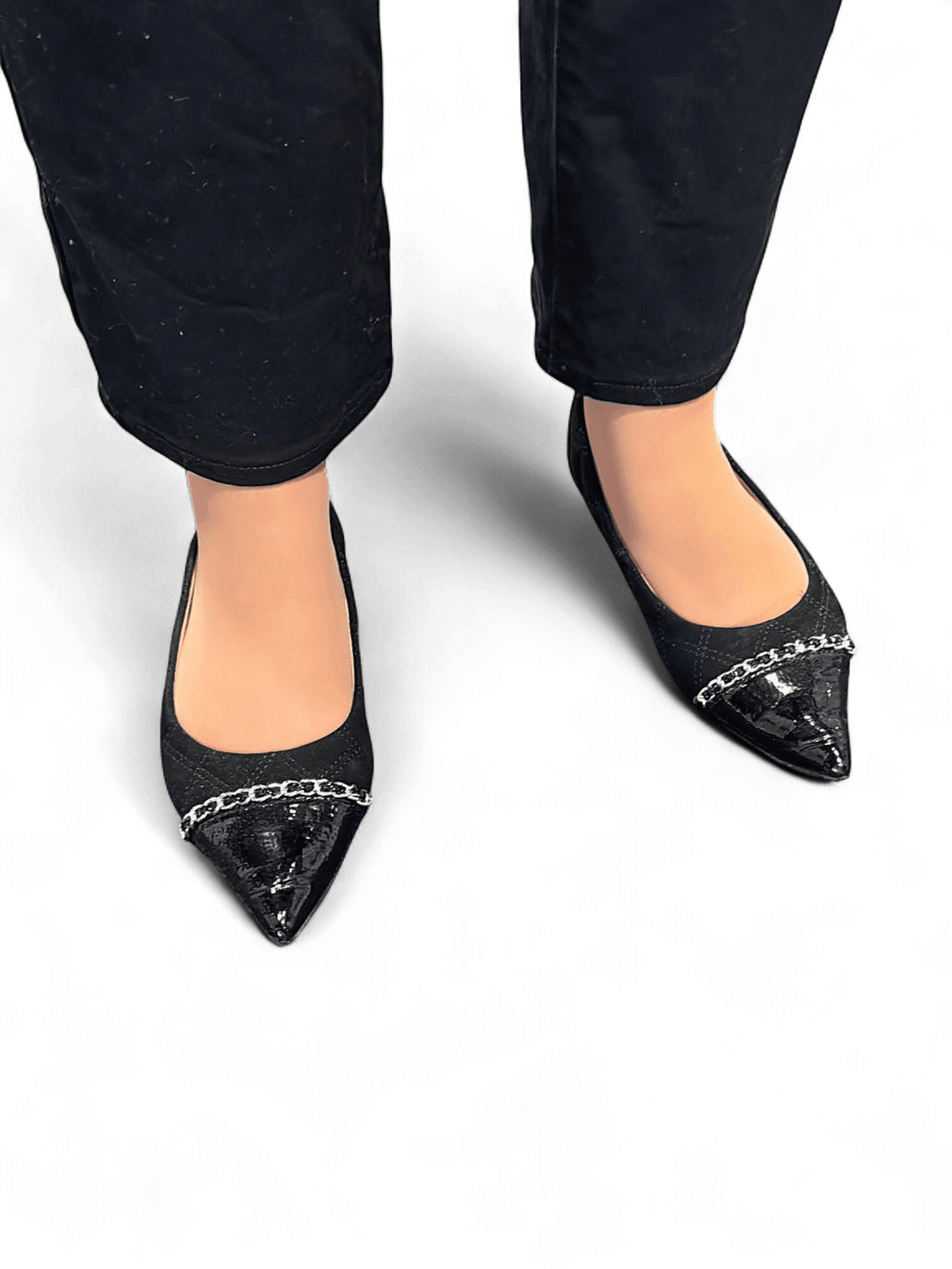 Elegante schwarze Ballerinas mit Lackleder-Spitze und Kettendetail 2
