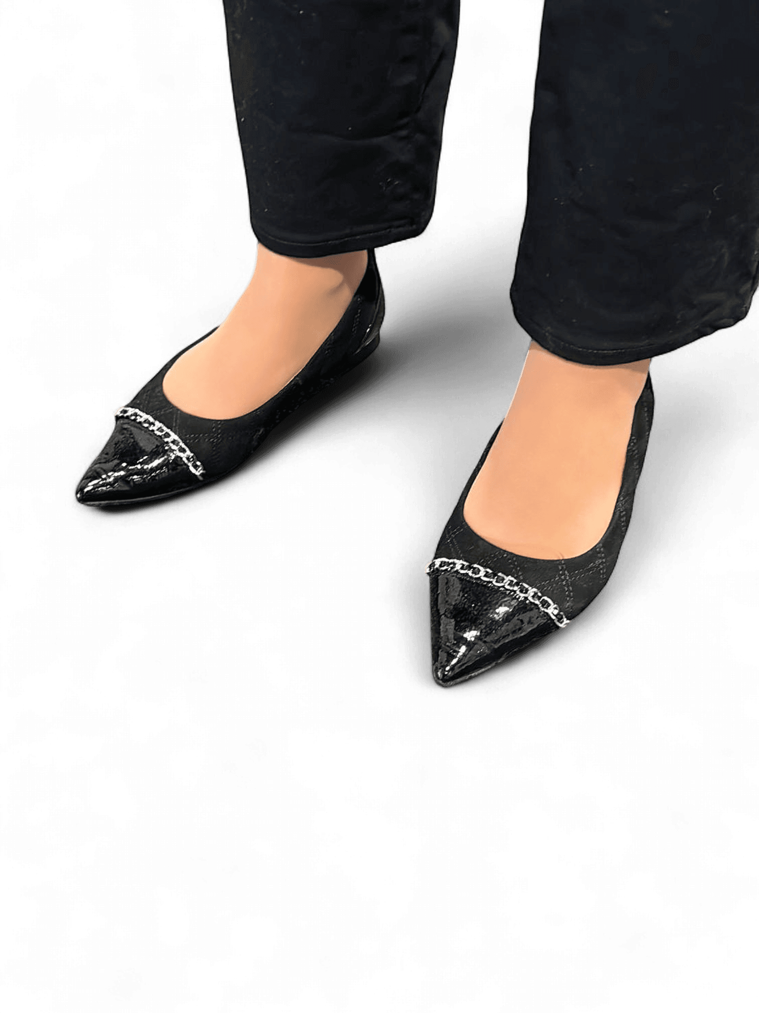 Elegante schwarze Ballerinas mit Lackleder-Spitze und Kettendetail 1