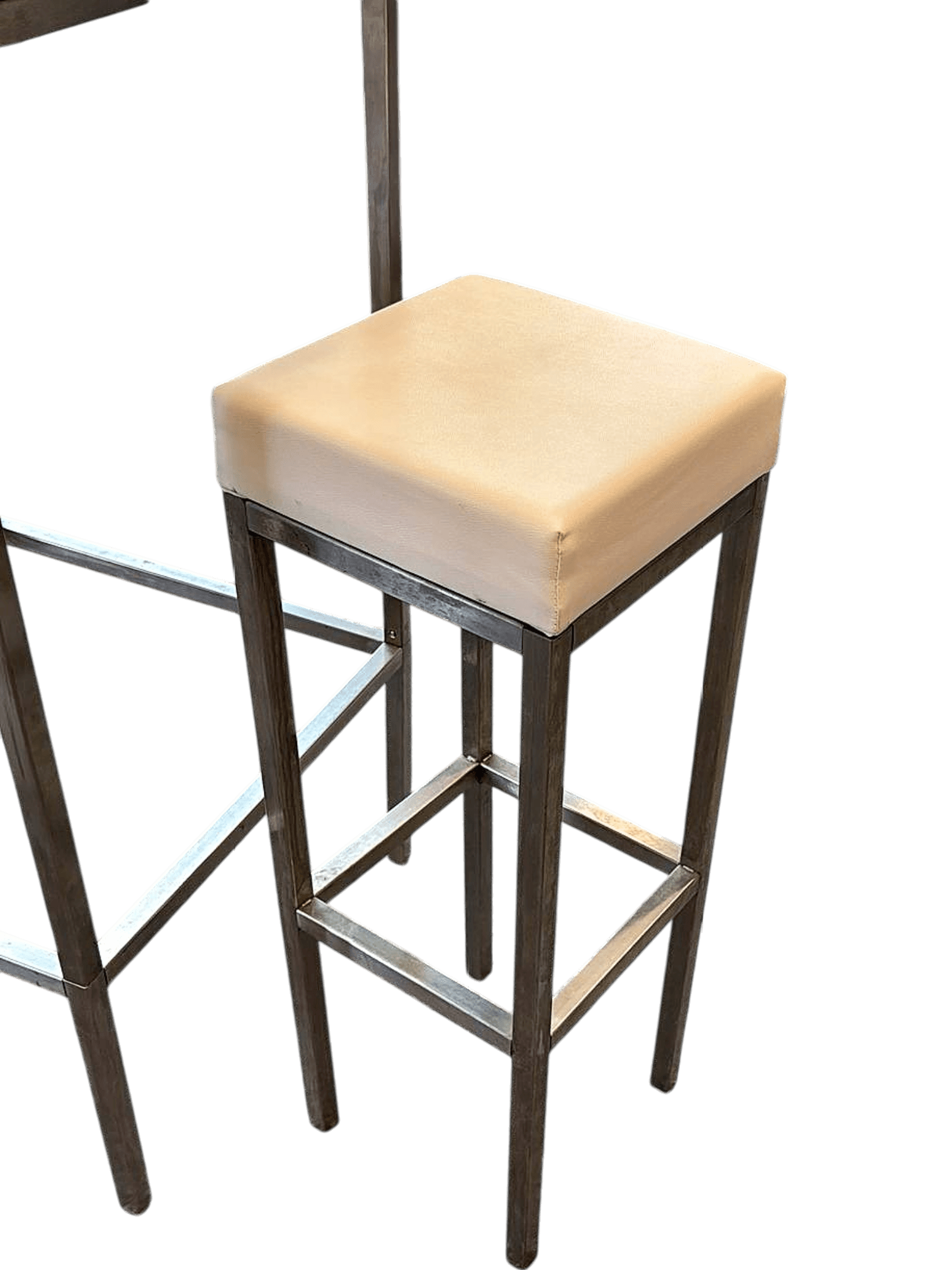 Moderner Barhocker mit Metallgestell und beigem Polstersitz 1