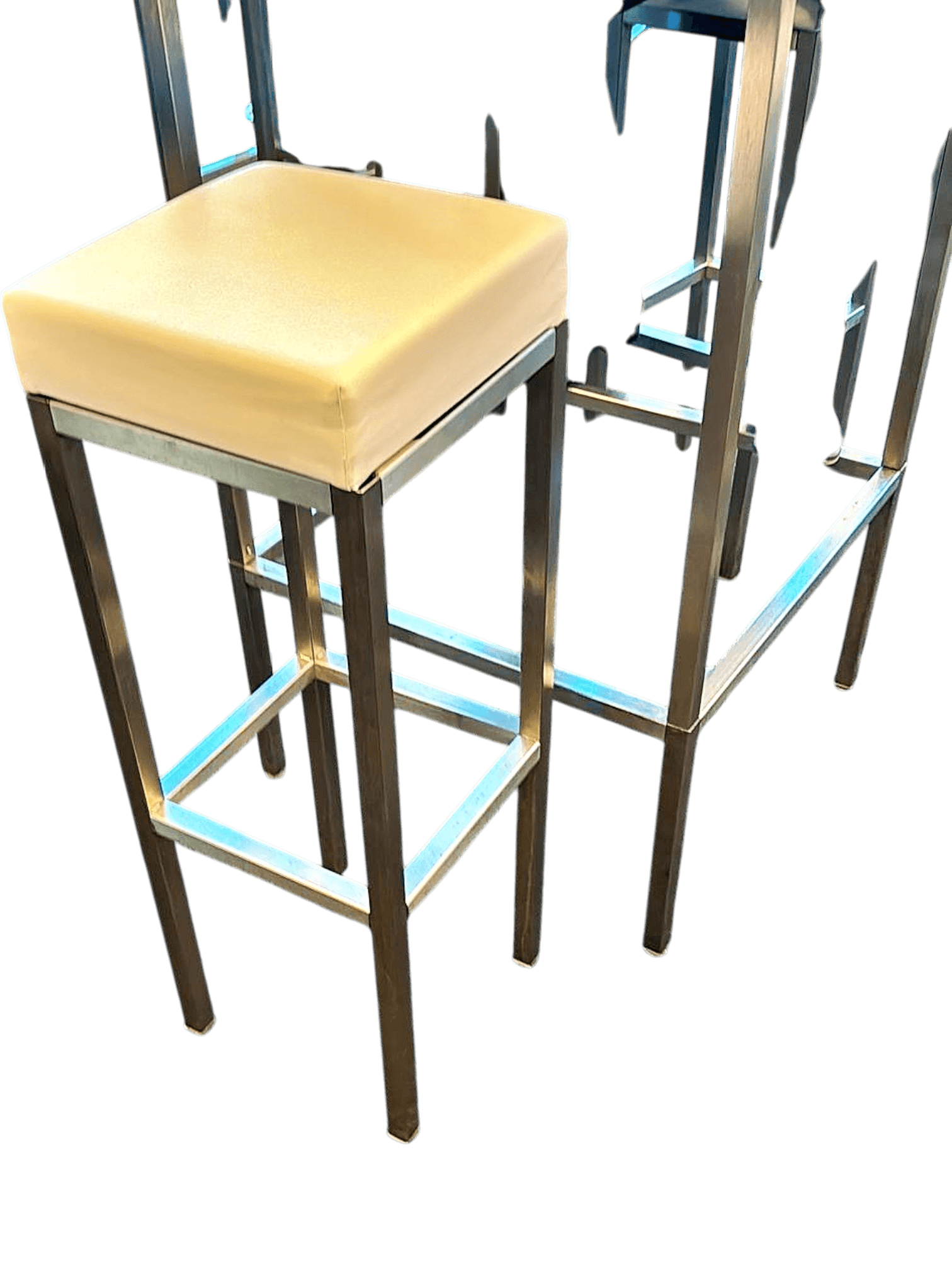 Moderner Barhocker mit Metallgestell und cremefarbener Sitzfläche 2