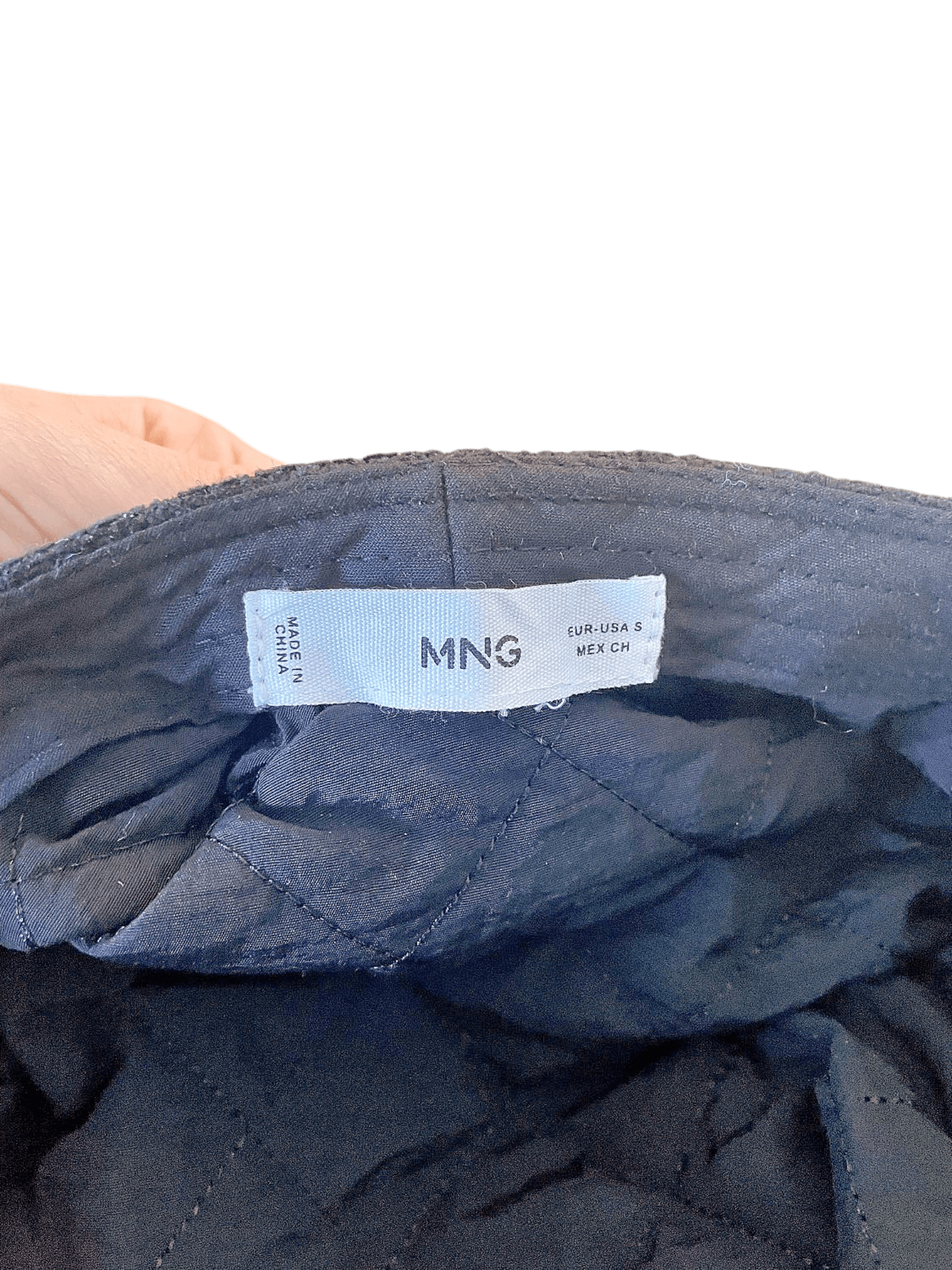 Schwarze MNG Kappe mit goldenen Details 3