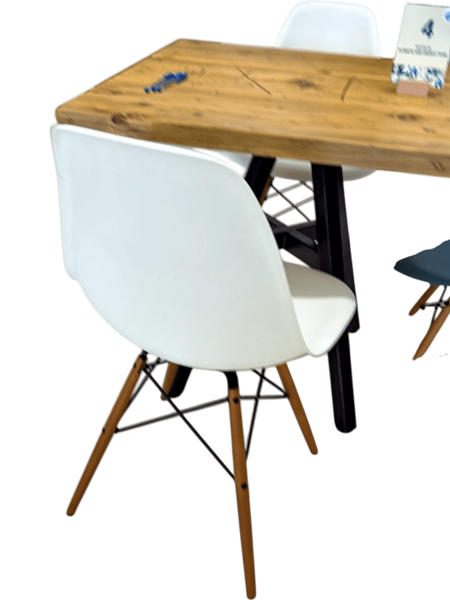 Moderner Stuhl im Eames-Stil mit Holzbeinen 2