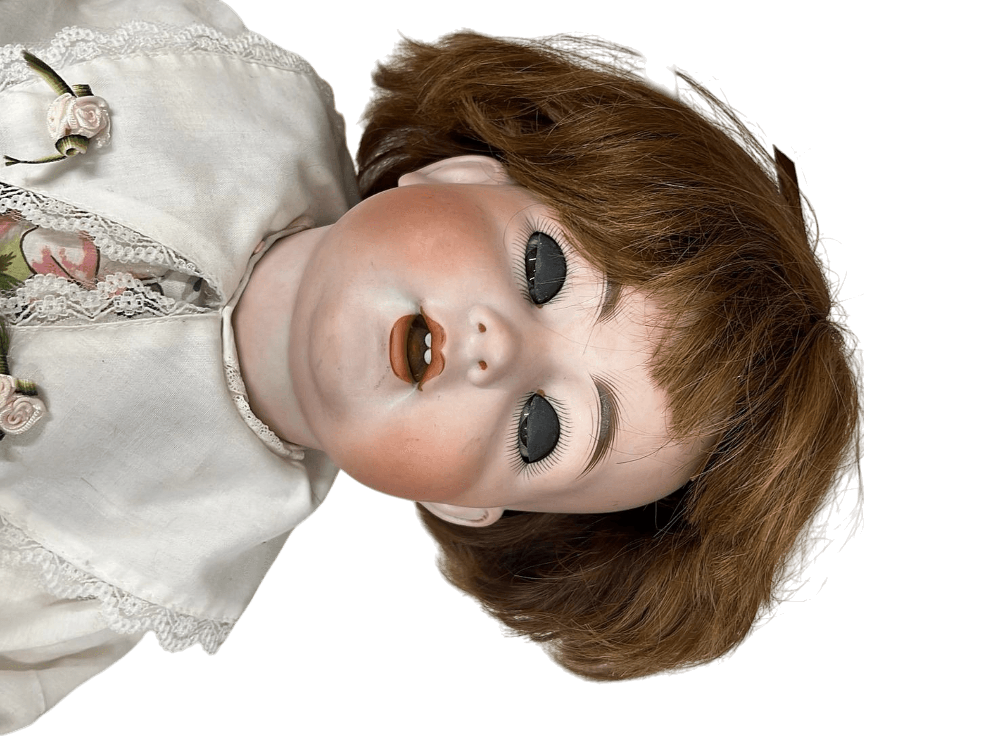 Antike Porzellanpuppe mit Blumenkleid und Spitzendetails 3