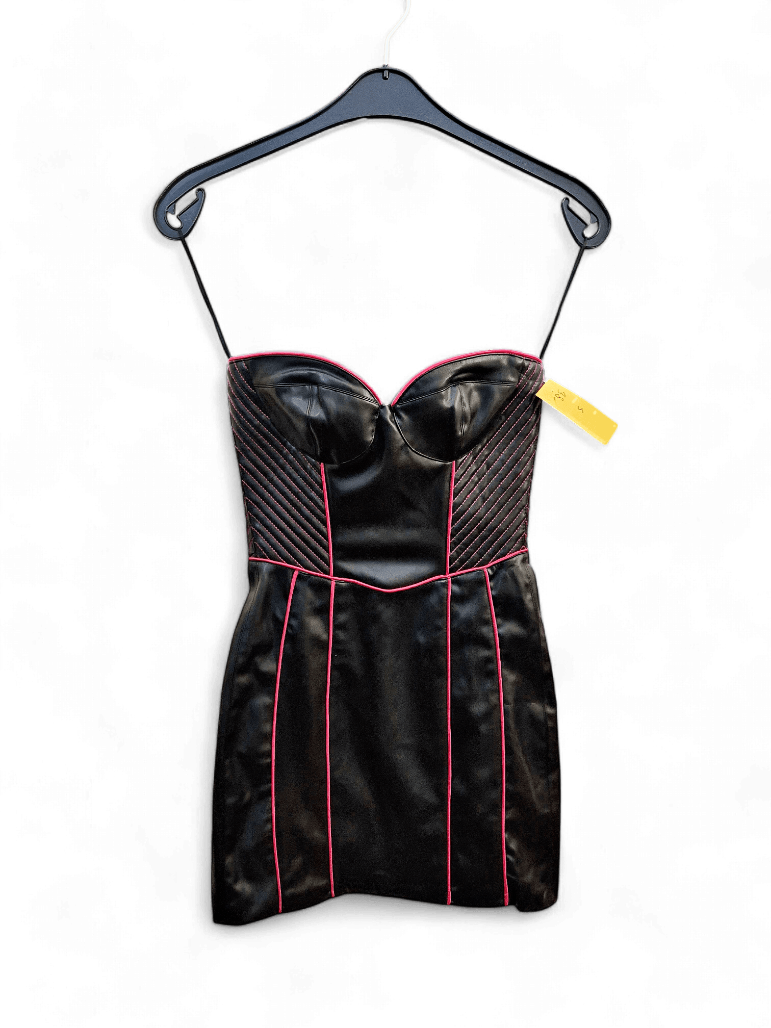 Modernes Zara Kunstleder-Minikleid in Schwarz mit pinken Akzenten 1