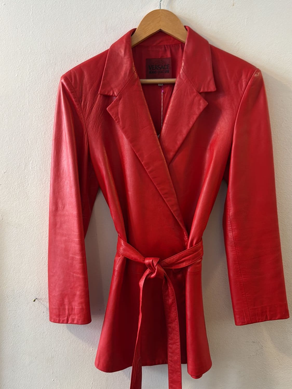 Versace Jeans Couture Red Leather Jacket mit Gürtel 1