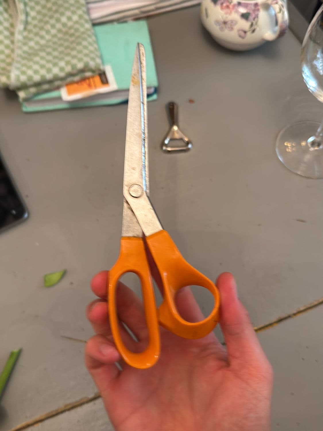 Orangefarbene Basteln Schere mit Metallklingen 1