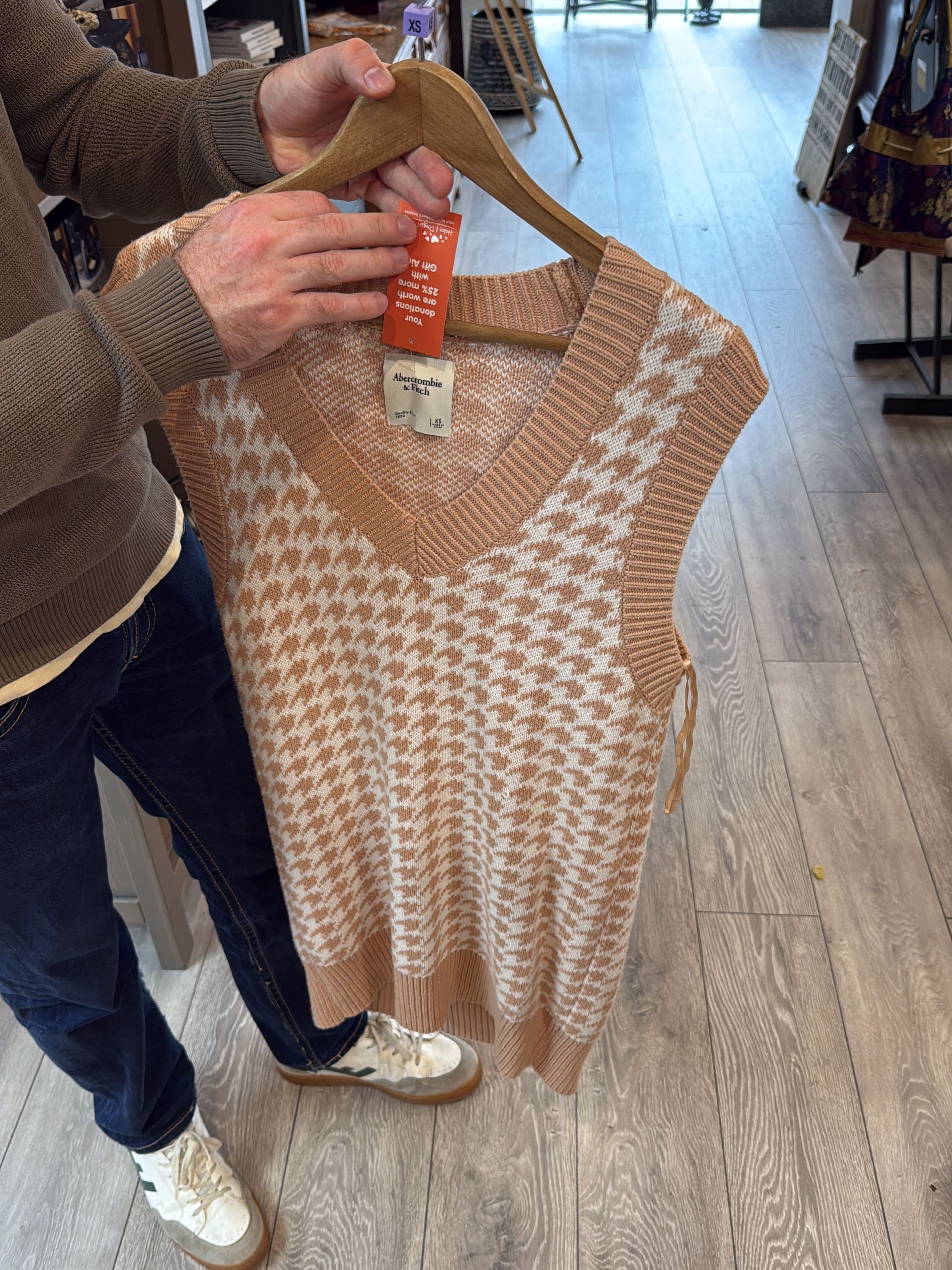 Abercrombie & Fitch Beige Patterned Sleeveless Sweater - Size XS 2