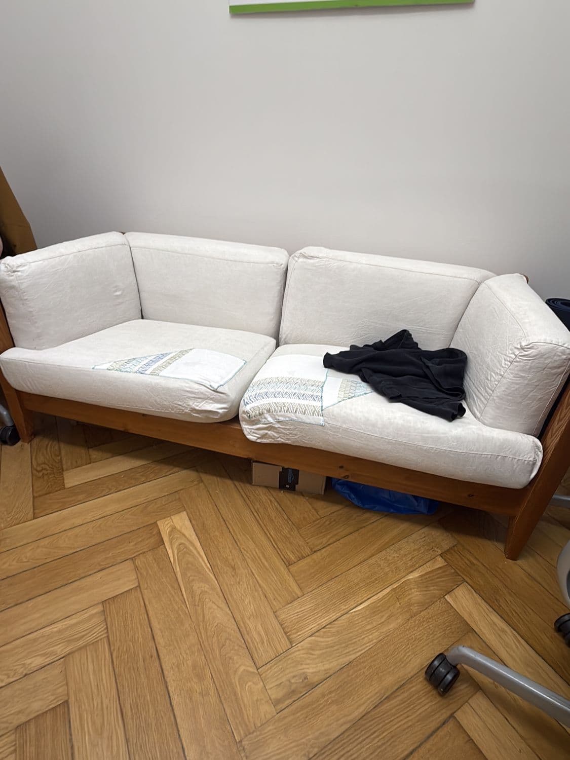 Two-Seater Sofa with White Fabric and Natural Wood Frame 2