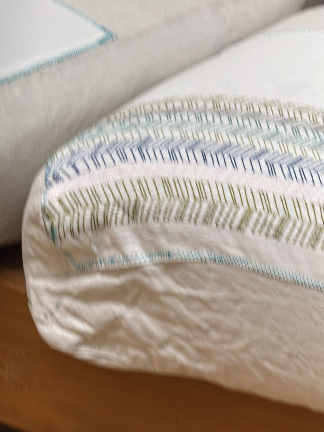 Two-Seater Sofa with White Fabric and Natural Wood Frame 3