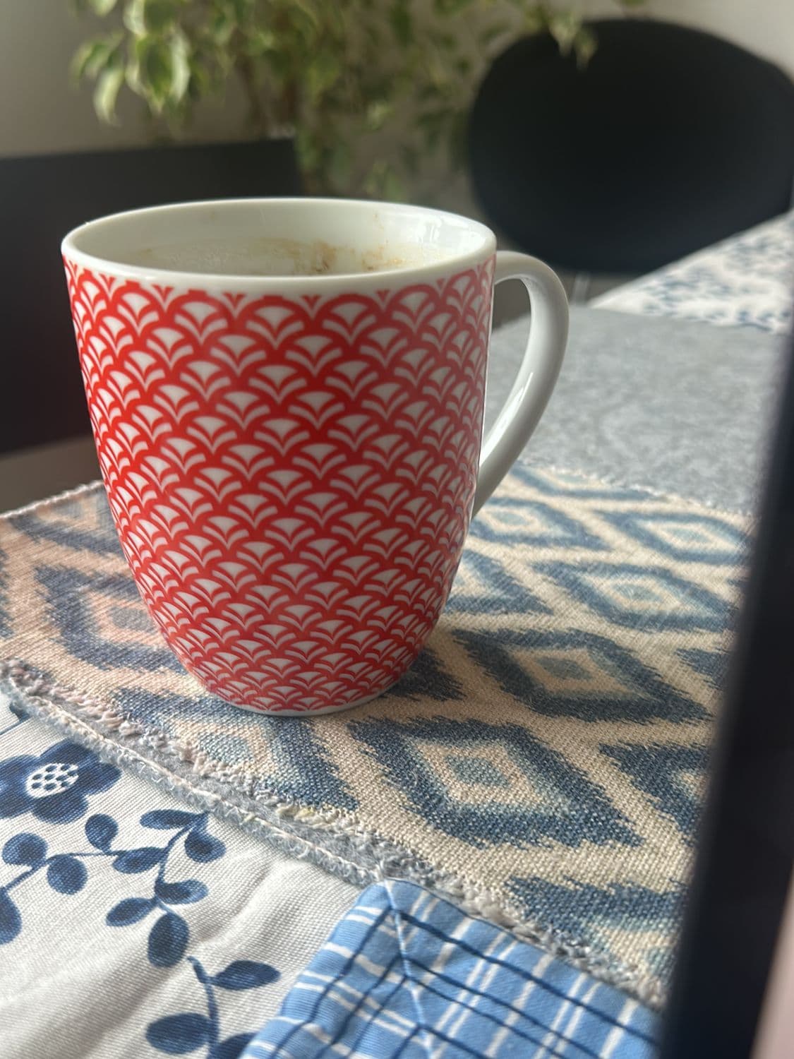 Red & White Geometric Wave Pattern Ceramic Mug