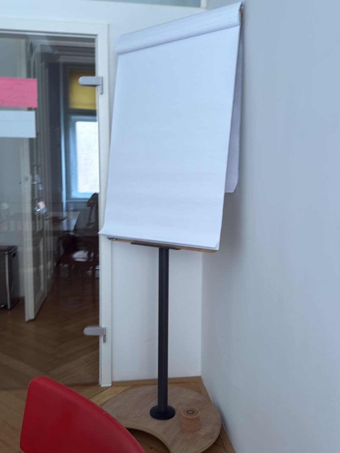 Mobile Flipchart Easel Stand with Wooden Base on Wheels
