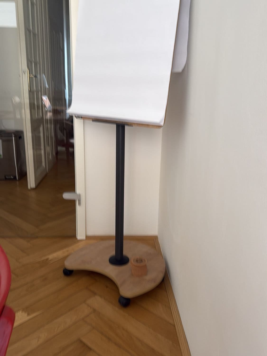 Mobile Flipchart Easel Stand with Wooden Base on Wheels 2