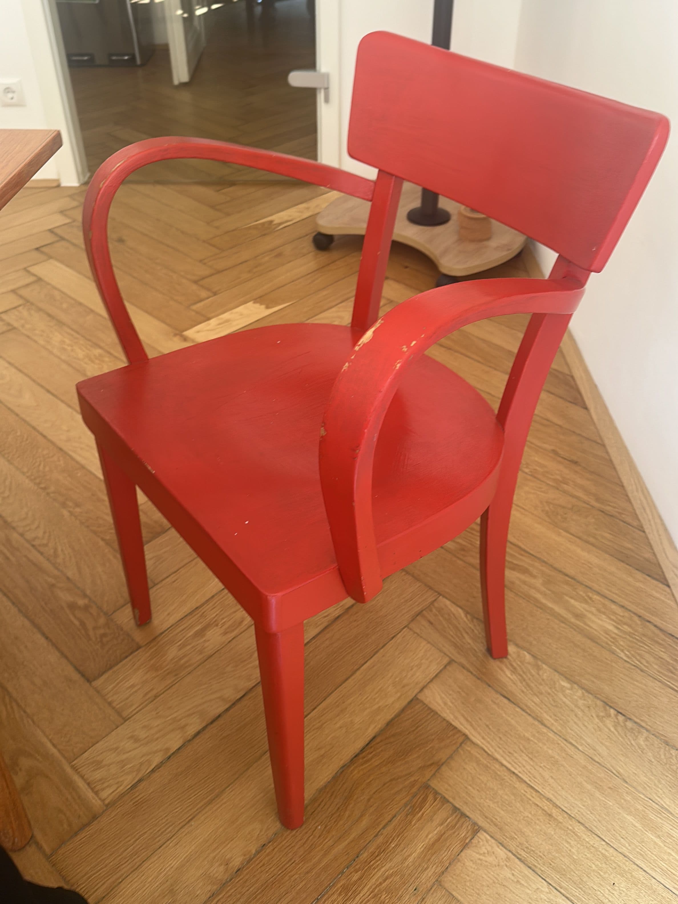 Roter Armlehnstuhl aus Holz mit Vintage-Design