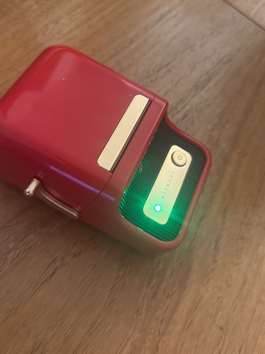 Kompakte rote Powerbank mit LED-Anzeige und ausklappbarem Stecker 2